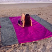 Lightweight sandless beach mat